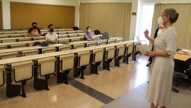 Docente dando clases con la mascarilla puesta